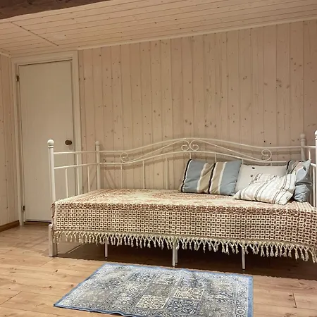 Spacious Family 100m2 Viinikanpuisto, Free Parking, Private Patio, Sauna And Free Wi-fi * Tampere